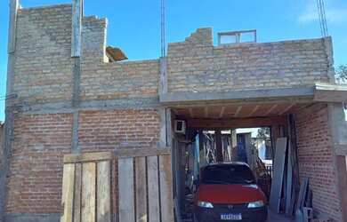 Imagem: A casa possui 1 Dormitório, 1 Banheiro, 1 Vaga na garagem