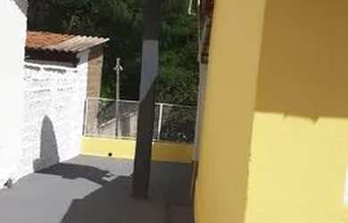 Imagem: A casa possui 2 Dormitórios, 1 Banheiro, 2 Vagas na garagem