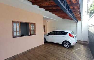 Imagem: A casa possui 2 Dormitórios, 2 Banheiros, 1 Vaga na garagem