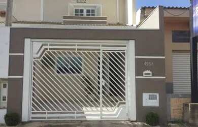 Imagem: A casa possui 3 Dormitórios, 2 Banheiros, 2 Vagas na garagem