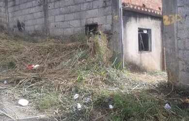 Imagem: A casa possui 2 Dormitórios, 1 Banheiro, 1 Vaga na garagem