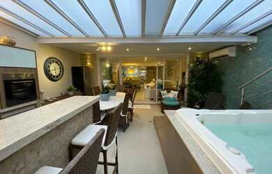 Imagem: A casa possui 4 Dormitórios, 5 Banheiros, 4 Vagas na garagem