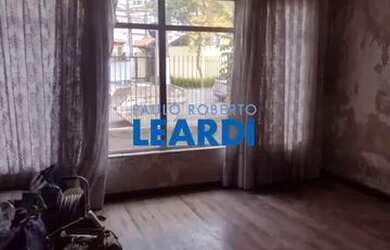 Imagem: A casa possui 3 Dormitórios, 3 Banheiros, 4 Vagas na garagem