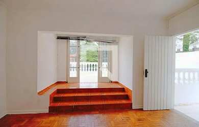 Imagem: A casa possui 3 Dormitórios, 1 Banheiro, 3 Vagas na garagem