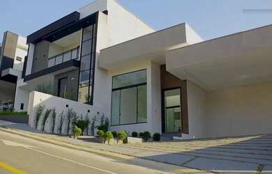 Imagem: A casa em condomínio possui 3 Dormitórios, 1 Banheiro, 4 Vagas