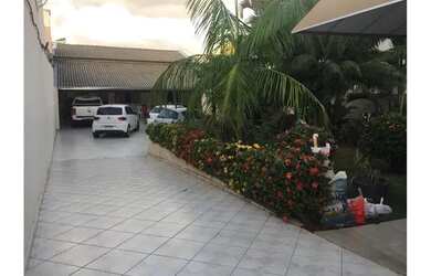 Imagem: A casa possui 3 Dormitórios, 2 Banheiros, 5 Vagas na garagem