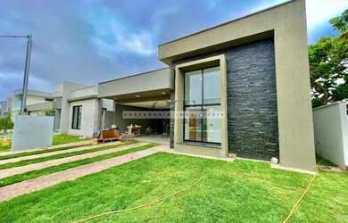 Imagem: A casa em condomínio possui 4 Dormitórios, 4 Banheiros, 4