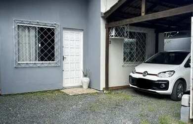 Imagem: A casa possui 2 Dormitórios, 1 Banheiro, 2 Vagas na garagem