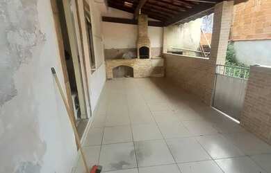 Imagem: A casa possui 2 Dormitórios, 2 Banheiros, 4 Vagas na garagem