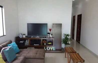 Imagem: A casa possui 3 Dormitórios, 1 Banheiro, 1 Vaga na garagem