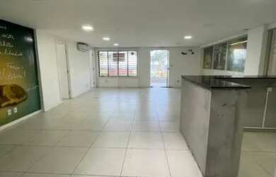 Imagem: O depósito possui 5 Vagas na garagem e 400m² de Área e está