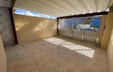 Imagem: A casa possui 3 Dormitórios, 2 Banheiros, 2 Vagas na garagem