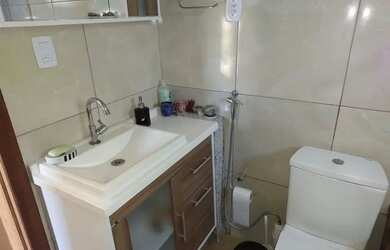 Imagem: A casa possui 1 Dormitório, 1 Banheiro, 1 Vaga na garagem