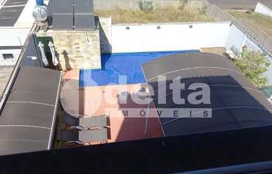 Imagem: A casa possui 3 Dormitórios, 3 Banheiros, 3 Vagas na garagem