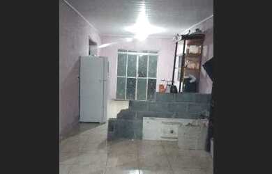 Imagem: A casa possui 3 Dormitórios, 1 Banheiro e 1 Vaga na garagem