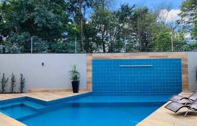 Imagem: A casa possui 1 Dormitório, 3 Banheiros, 4 Vagas na garagem