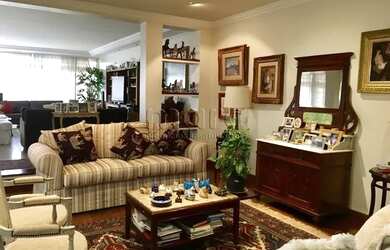 Imagem: A casa possui 4 Dormitórios, 5 Banheiros, 4 Vagas na garagem