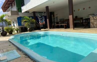 Imagem: A casa possui 2 Dormitórios, Acomodam 8 pessoas, 5 Vagas na