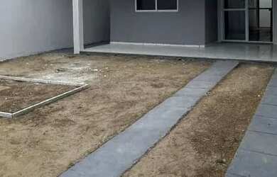 Imagem: A casa possui 2 Dormitórios, 2 Banheiros, 2 Vagas na garagem