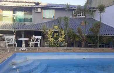 Imagem: A casa possui 4 Dormitórios, 3 Banheiros, 5 Vagas na garagem