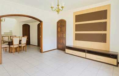 Imagem: A casa possui 4 Dormitórios, 5 Banheiros, 3 Vagas na garagem