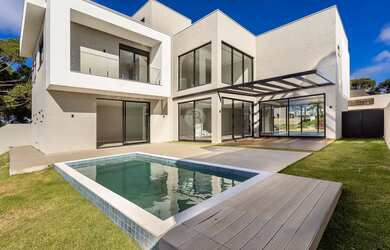 Imagem: A casa em condomínio possui 4 Dormitórios, 5 Banheiros, 4