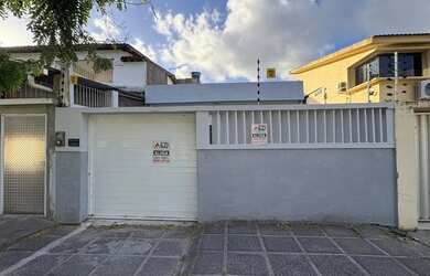 Imagem: A casa possui 3 Dormitórios, 2 Banheiros, 2 Vagas na garagem