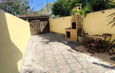 Imagem: A casa possui 3 Dormitórios, Acomodam 8 pessoas, 2 Vagas na