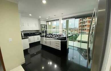 Imagem: A casa possui 3 Dormitórios, 4 Banheiros, 2 Vagas na garagem