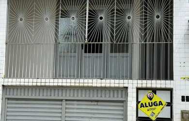 Imagem: A casa possui 3 Dormitórios, 1 Banheiro, 1 Vaga na garagem