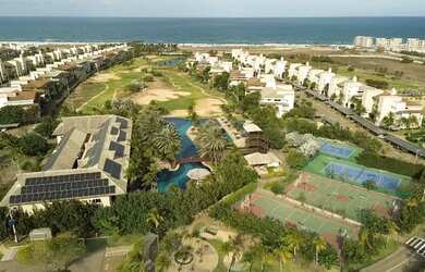 Imagem: O apartamento possui 3 Dormitórios, Acomodam 6 pessoas, 2 Vagas