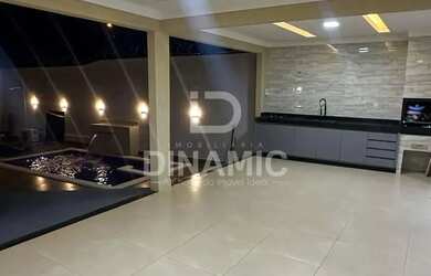 Imagem: A casa possui 3 Dormitórios, 3 Banheiros, 4 Vagas na garagem