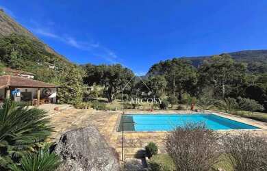 Imagem: A casa possui 5 Dormitórios, 5 Banheiros, 4 Vagas na garagem