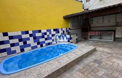 Imagem: A casa possui 3 Dormitórios, 2 Banheiros, 2 Vagas na garagem