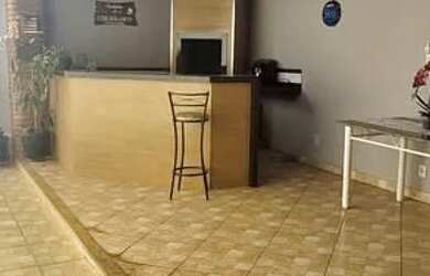 Imagem: A casa possui 3 Dormitórios, 2 Banheiros, 2 Vagas na garagem