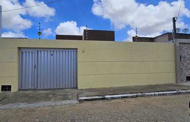 Imagem: A casa possui 2 Dormitórios, 2 Banheiros, 2 Vagas na garagem