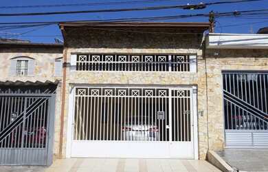 Imagem: A casa possui 3 Dormitórios, 2 Banheiros, 2 Vagas na garagem