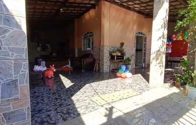 Imagem: A casa possui 4 Dormitórios, 1 Banheiro, 4 Vagas na garagem