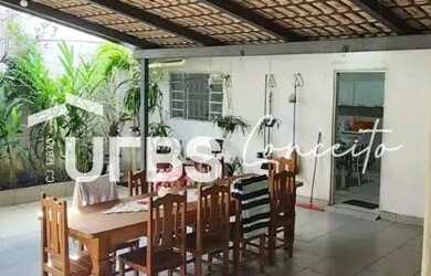 Imagem: A casa possui 3 Dormitórios, 2 Banheiros, 3 Vagas na garagem