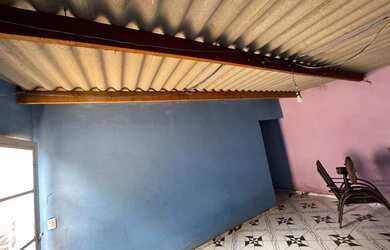 Imagem: A casa possui 2 Dormitórios, 1 Banheiro, 2 Vagas na garagem