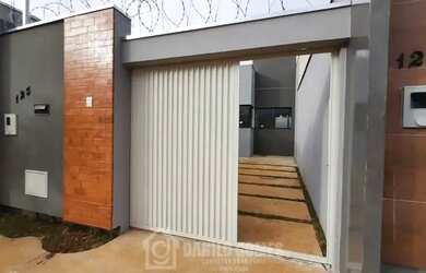 Imagem: A casa possui 2 Dormitórios, 1 Banheiro, 2 Vagas na garagem