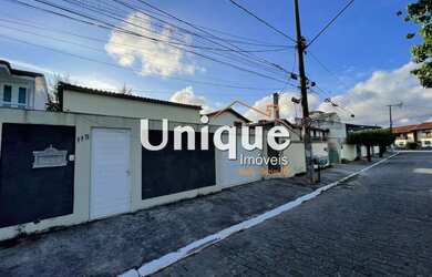 Imagem: A casa possui 4 Dormitórios, 3 Banheiros, 1 Vaga na garagem
