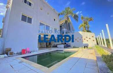 Imagem: A casa em condomínio possui 4 Dormitórios, 4 Banheiros, 5