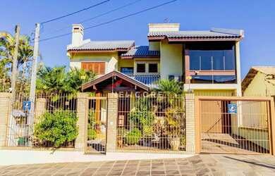 Imagem: A casa possui 4 Dormitórios, 4 Banheiros, 3 Vagas na garagem