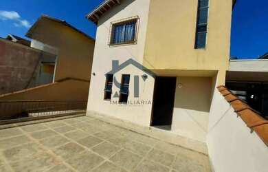 Imagem: A casa possui 2 Dormitórios, 1 Banheiro, 2 Vagas na garagem