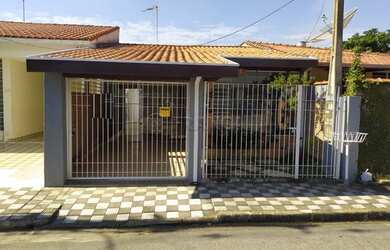 Imagem: A casa possui 3 Dormitórios, 2 Banheiros, 1 Vaga na garagem