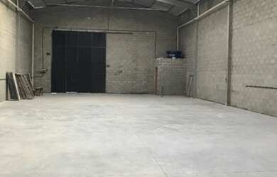 Imagem: O depósito possui 3 Vagas na garagem, 360m² de Área e está