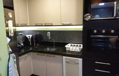 Imagem: O apartamento e possui 2 Dormitórios, 1 Banheiro, 1 Vaga na