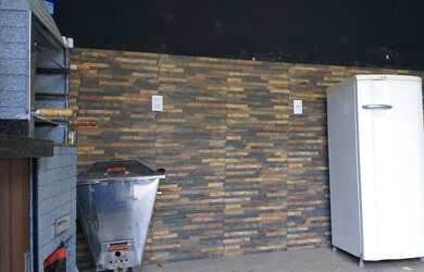 Imagem: A casa possui 2 Dormitórios, 1 Banheiro, 2 Vagas na garagem