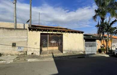 Imagem: A casa à venda possui 3 Dormitórios, 2 Banheiros, 1 Vaga na